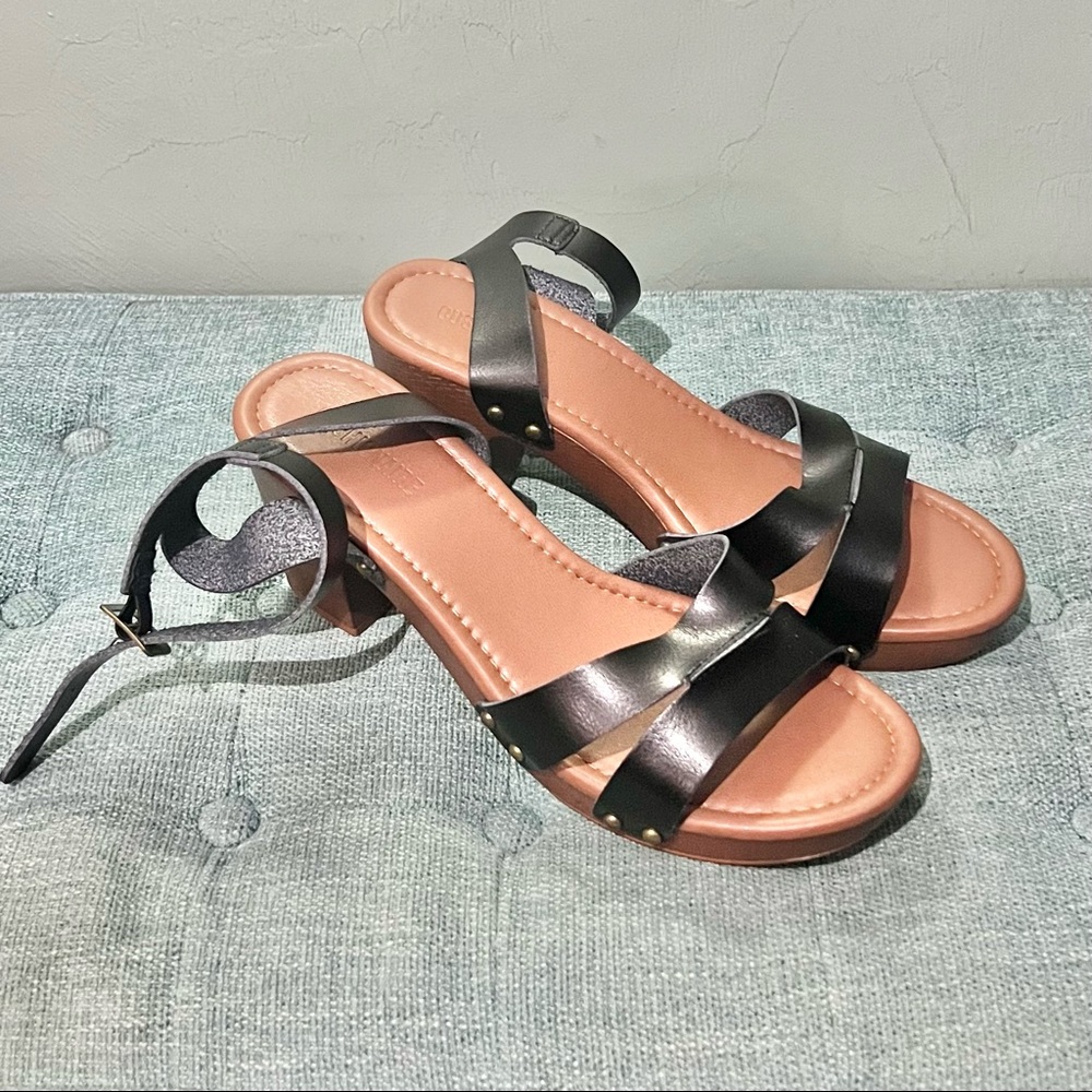 Size 11 M CUSHIONAIRE Women's Sandra Faux Wood Sandal +LiteSole Technology - Picture 3 of 4